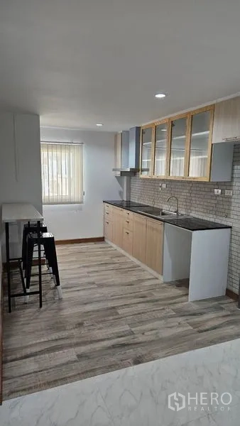 สำนักงานที่บ้าน ให้เช่าในBang Na, Bangkok - ครัวบิลท์อิน ตู้กระจกด้านบน อ่างล้างจาน และเคาน์เตอร์บาร์