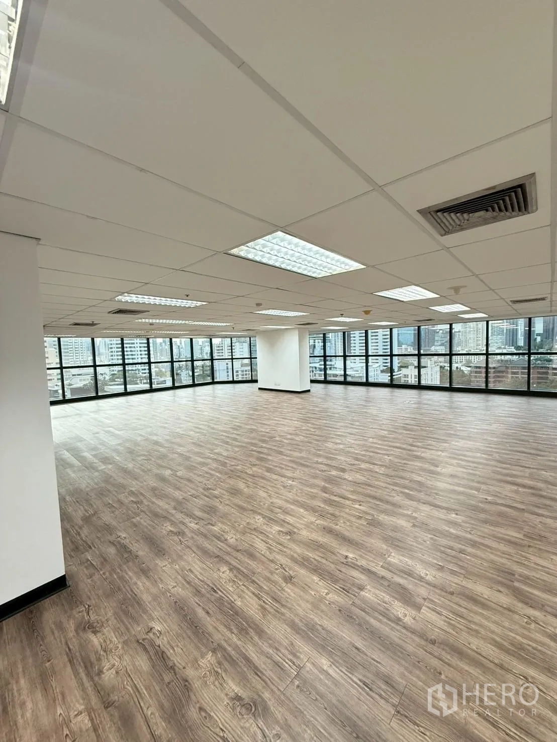 ออฟฟิศ for rent in Watthana, Bangkok - มุมมองพื้นไวนิลลายไม้ภายในสำนักงานโล่งพร้อมผนังกระจก