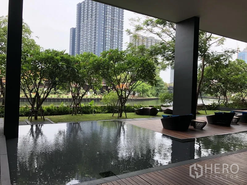公寓 出租在Watthana, Bangkok - 有顶户外休闲区，映水池与运河景观，绿化景致。