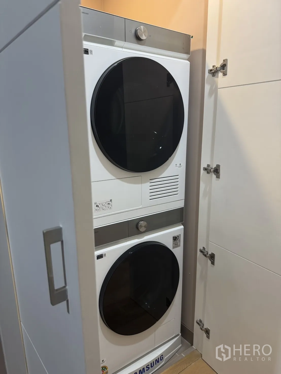 คอนโด ให้เช่าในWatthana, Bangkok - ตู้ซักผ้าพร้อมเครื่องอบแบบฮีทปั๊มของซัมซุงวางซ้อน