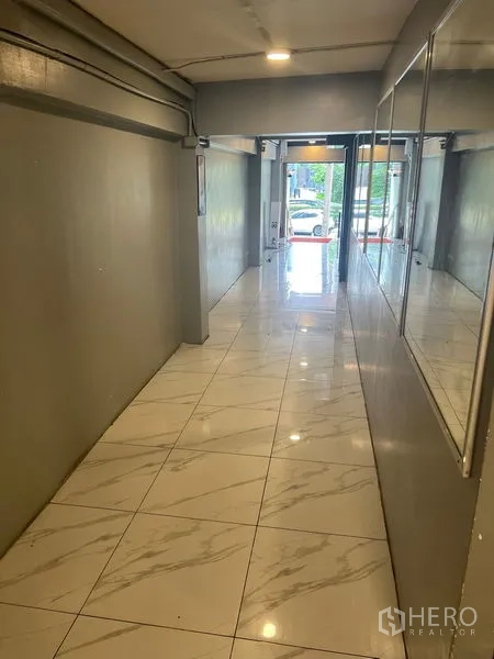 พื้นที่ขายปลีก ให้เช่าในKhlong Toei, Bangkok - โถงยาวสว่างไสว มีบานกระจกทางออกสู่ถนนด้านหน้า.