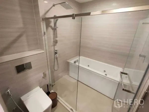 คอนโด ให้เช่าในWatthana, Bangkok - ห้องน้ำปูกระเบื้องพร้อมตู้ Shower กระจกและอ่างอาบน้ำแยก