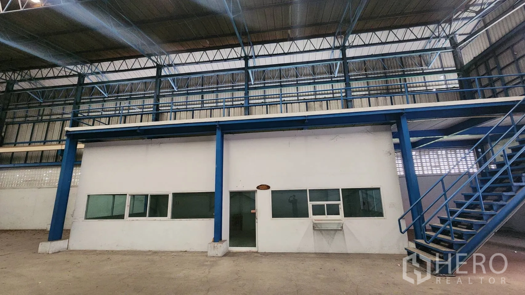 คลังสินค้า ให้เช่าในMueang Samut Prakan, Samut Prakan - ออฟฟิศภายในโกดังพร้อมหน้าต่าง และบันไดเหล็กขึ้นชั้นลอย