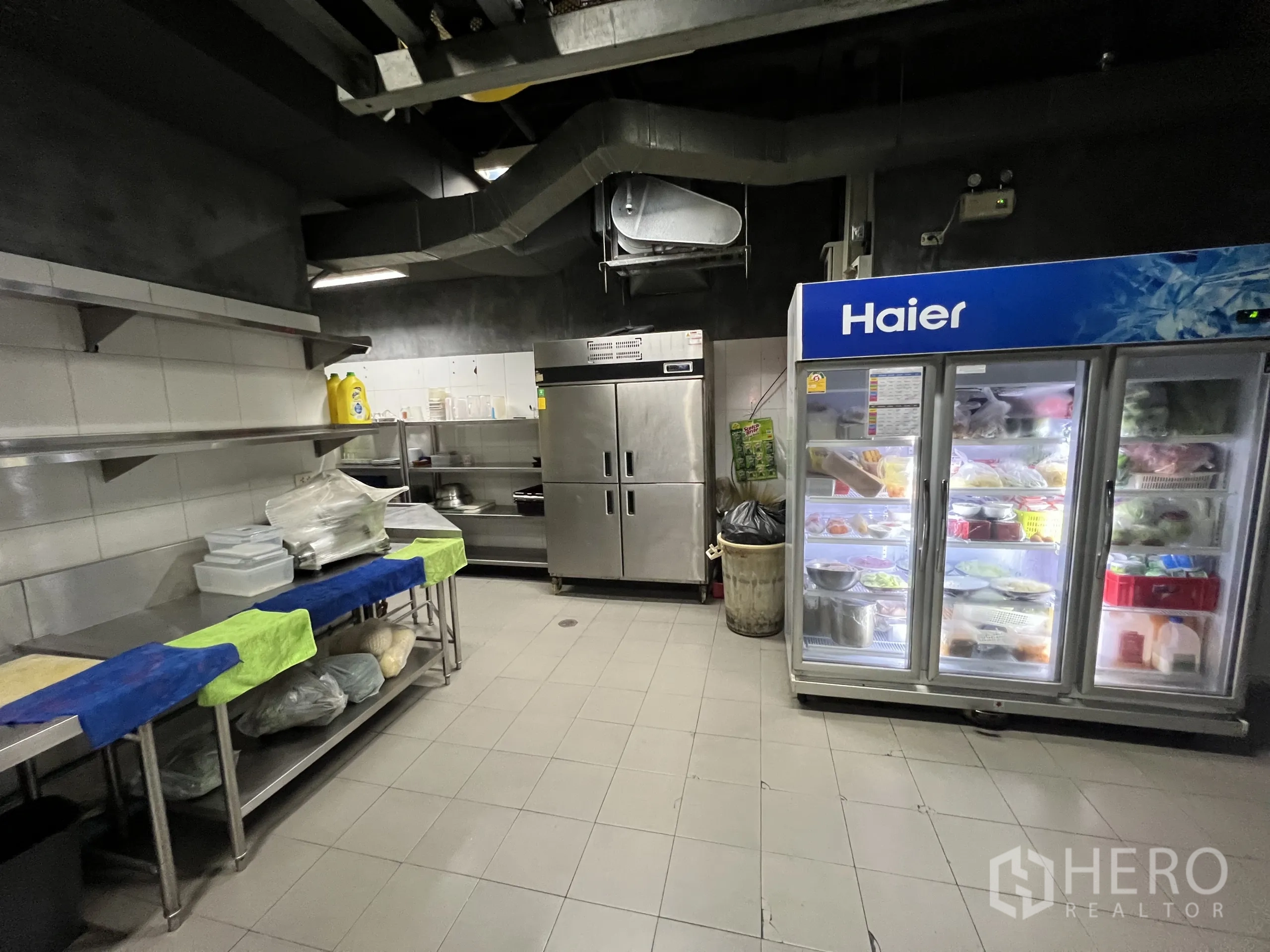 พื้นที่ขายปลีก ให้เช่าในWatthana, Bangkok - ครัวจัดเลี้ยง มีตู้เย็นขนาดใหญ่ โต๊ะเตรียม และระบบระบายอากาศเพดาน