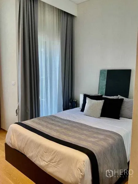 公寓 出售 - 次卧温馨，长窗帘与柔和自然采光。