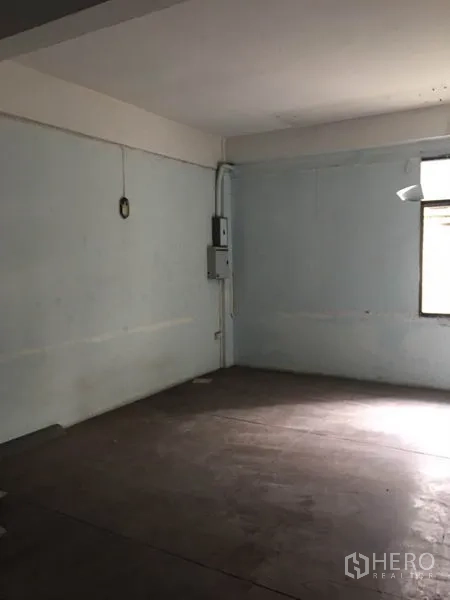 อาคารพาณิชย์ ให้เช่าในKhlong Toei, Bangkok - พื้นที่เก็บของหรือทำงานโล่ง มีหน้าต่างและพื้นยังไม่ปู