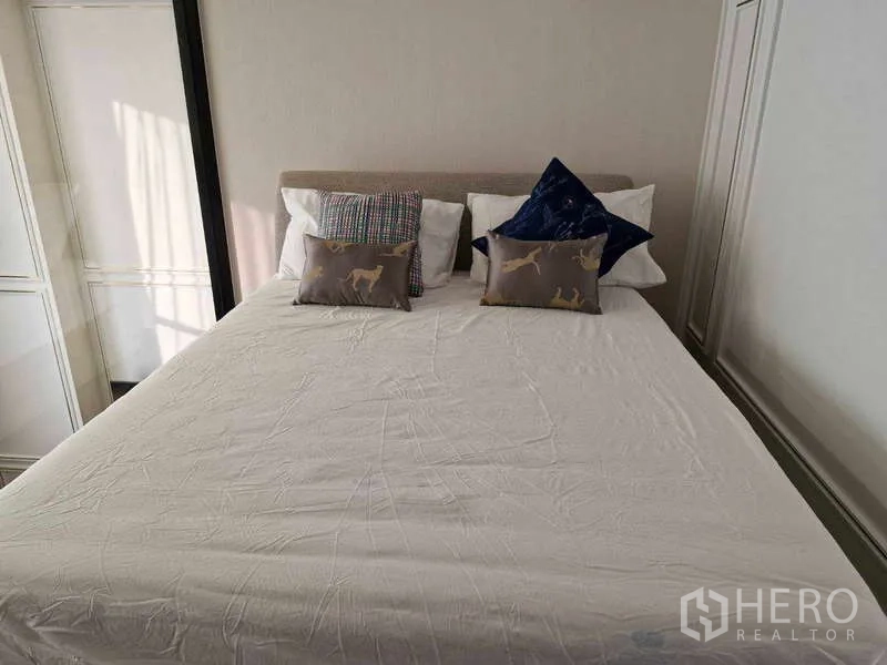 คอนโด ขายในRatchathewi, Bangkok - ห้องนอนอบอุ่น เตียงใหญ่พร้อมหมอนอิงข้างผนังบิลท์อิน