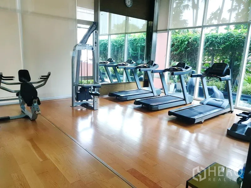 คอนโด ให้เช่าหรือขายในWatthana, Bangkok - ห้องฟิตเนสพร้อมลู่วิ่งและเครื่องออกกำลังกาย มองเห็นสวน