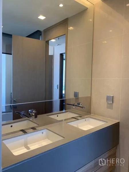 คอนโด ให้เช่าหรือขายในWatthana, Bangkok - ห้องน้ำร่วมสมัย อ่างล้างหน้าแบบคู่และกระจกบานใหญ่