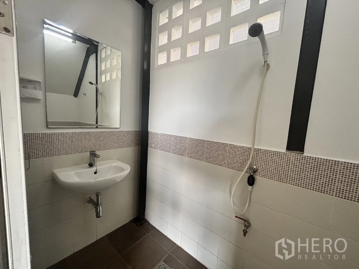 คลังสินค้า ให้เช่าในLat Krabang, Bangkok - ห้องน้ำพร้อมอ่างล้างหน้า กระจก และฝักบัว