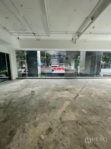 พื้นที่ขายปลีก ให้เช่าในWatthana, Bangkok - พื้นที่ค้าปลีกกระจกเต็มความสูง มองเห็นถนนและสวนหย่อมด้านนอก