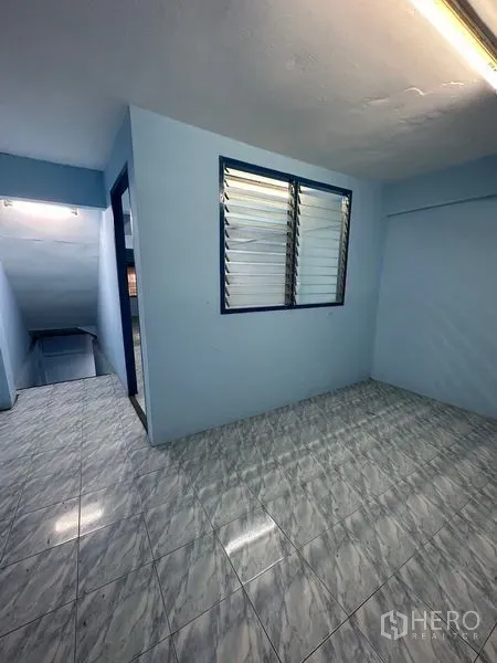 店屋 出租在Bang Na, Bangkok - 小型房间，百叶窗、门与楼梯，铺设地砖。