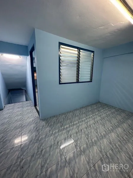 店屋 出租在Bang Na, Bangkok - 小型房间，百叶窗、门与楼梯，铺设地砖。