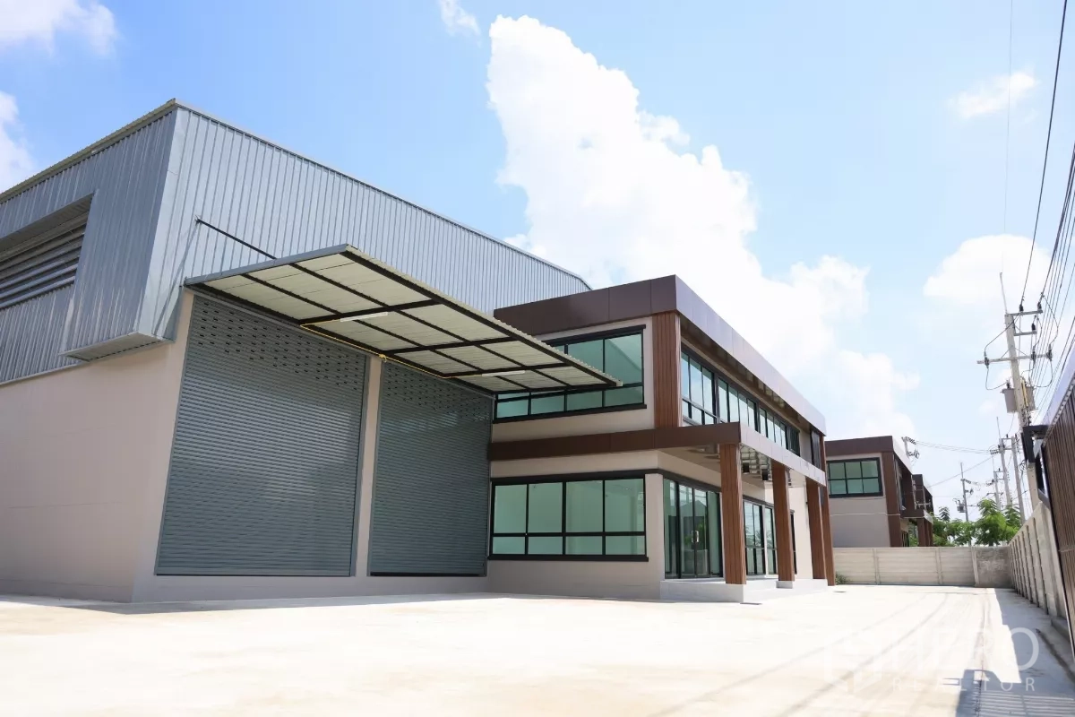 Factory for rent or sale in Bang Len, Nakhon Pathom - Spacious concrete yard in front of the warehouse with covered loading area for trucks.
