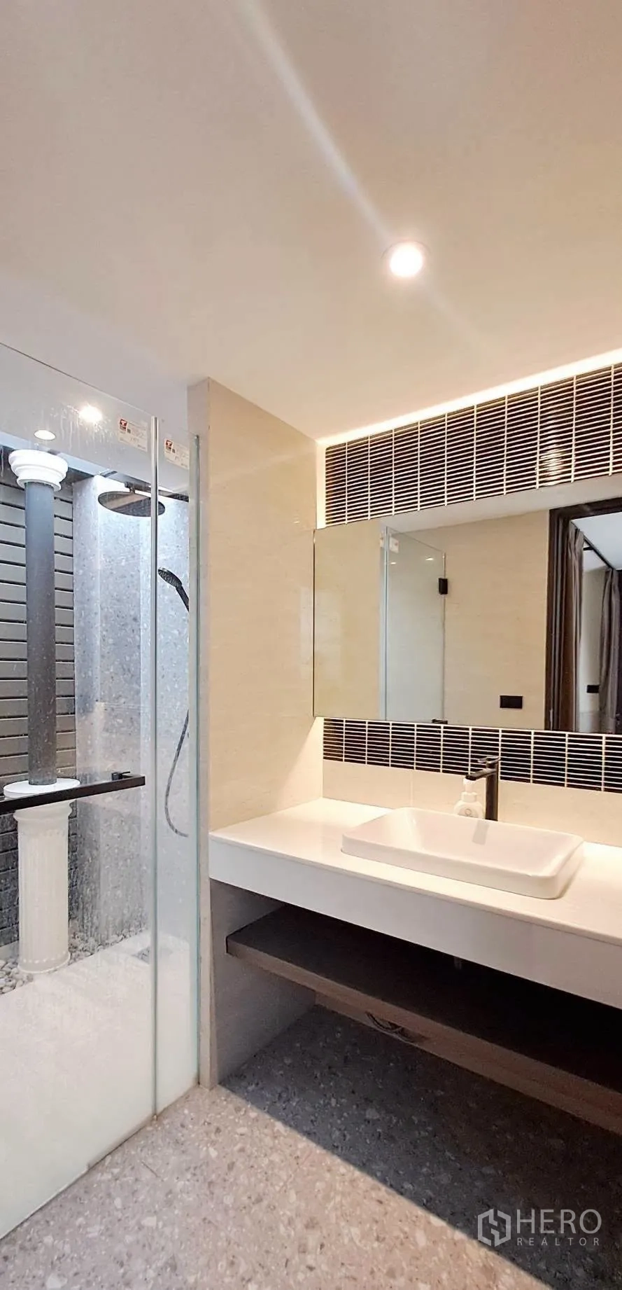 家庭办公室 for rent in Lat Phrao, Bangkok - 现代浴室，玻璃淋浴间、宽台盆与背光镜面。
