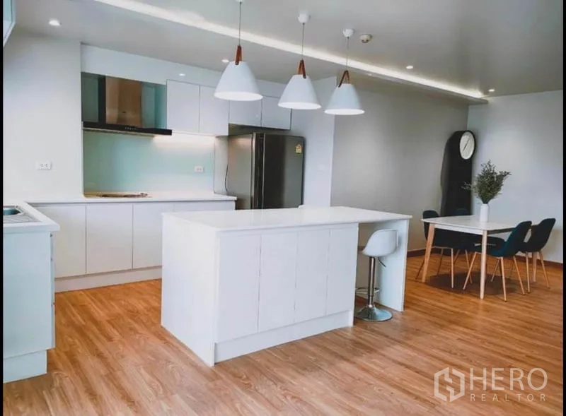 คอนโด ขายในWatthana, Bangkok - ครัวสีขาวทันสมัย มีไอส์แลนด์ โคมแขวน และตู้เย็นสแตนเลส