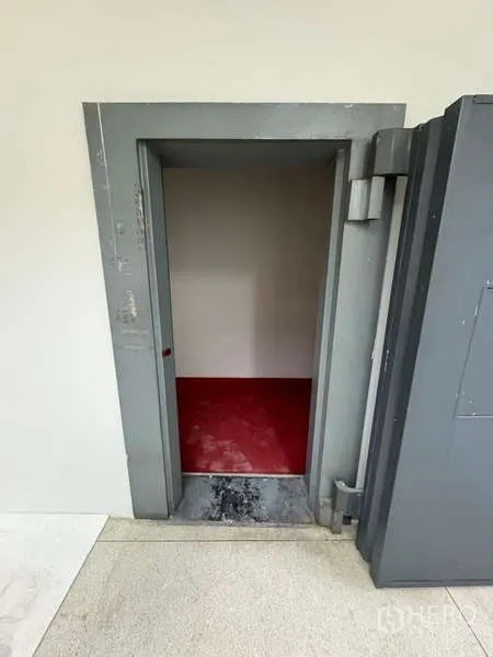独立商业地产 出租在Khlong Toei, Bangkok - 厚钢门后的小型金库房，红色地面。