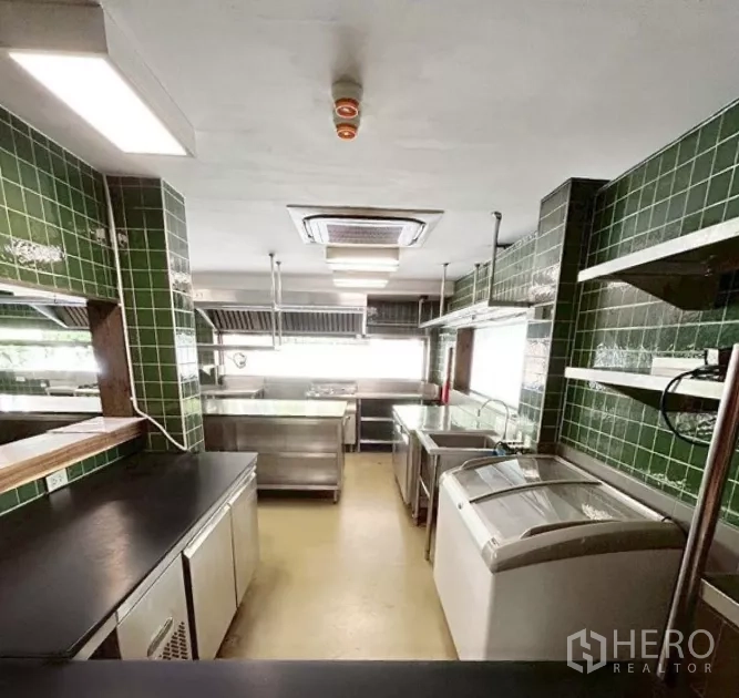 零售空间 出租在Yan Nawa, Bangkok - 专业厨房，绿色瓷砖墙面，不锈钢设备、水槽与排烟系统。