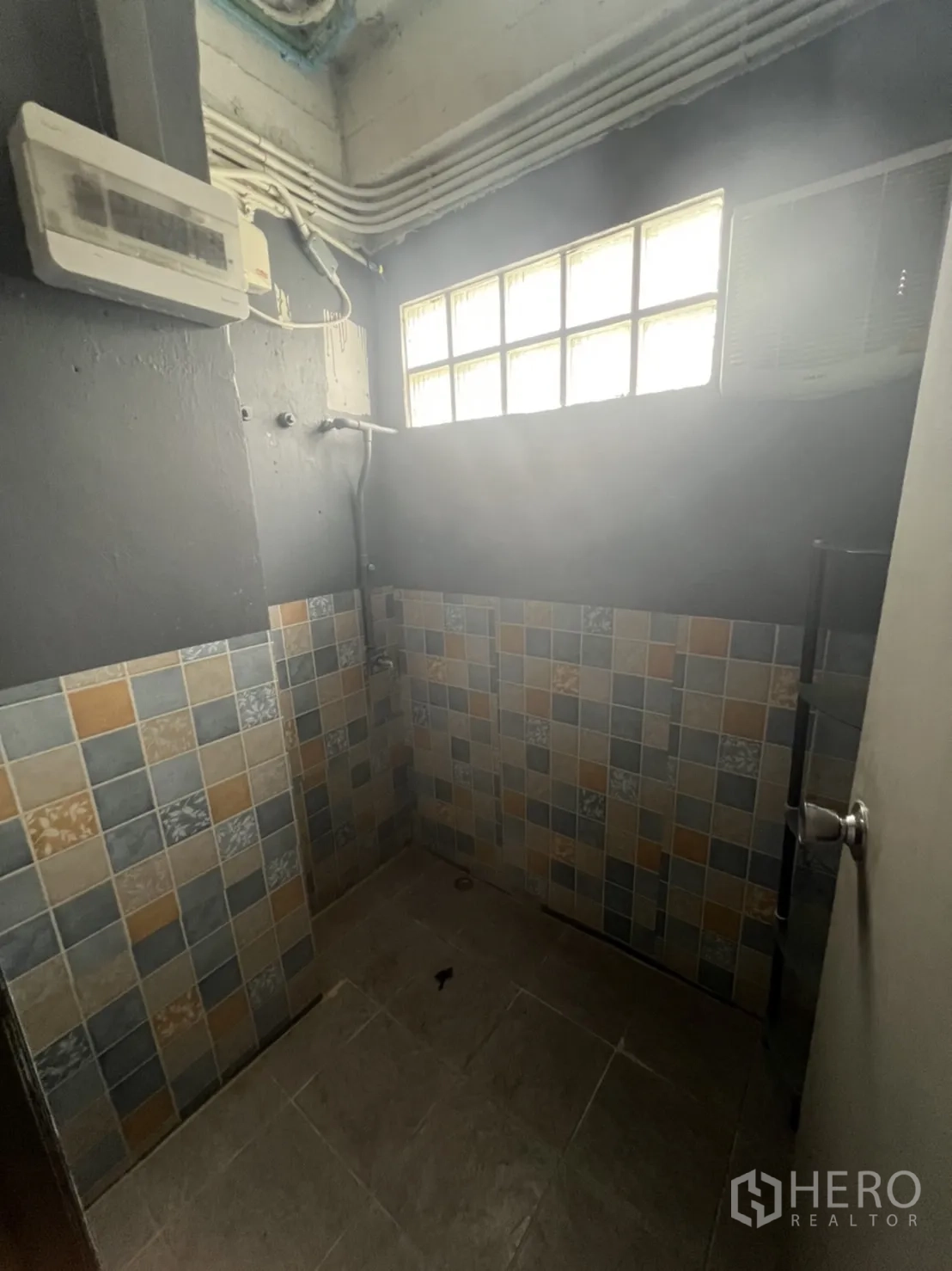 พื้นที่ขายปลีก ให้เช่าในWatthana, Bangkok - ห้องอาบน้ำหรือพื้นที่อเนกประสงค์ปูกระเบื้องลาย พร้อมช่องแสงบล็อกแก้ว