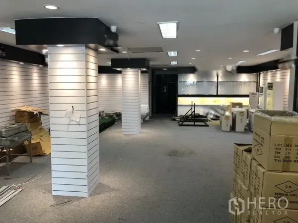 零售空间 出租在Khlong Toei, Bangkok - 宽敞的店内空间，条形展示墙、立柱与充足照明