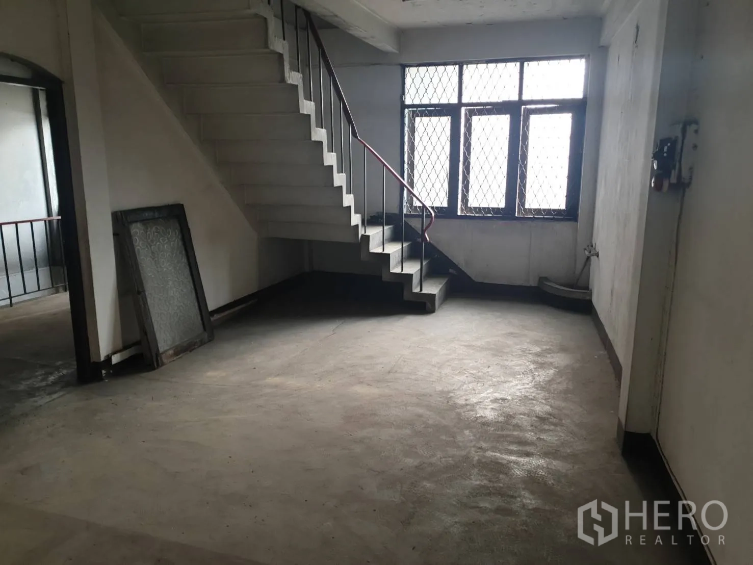 อาคารพาณิชย์ ให้เช่าในPhra Khanong, Bangkok - โถงบันไดภายในราวเหล็ก พร้อมหน้าต่างให้แสงสว่างสู่ชั้นบน