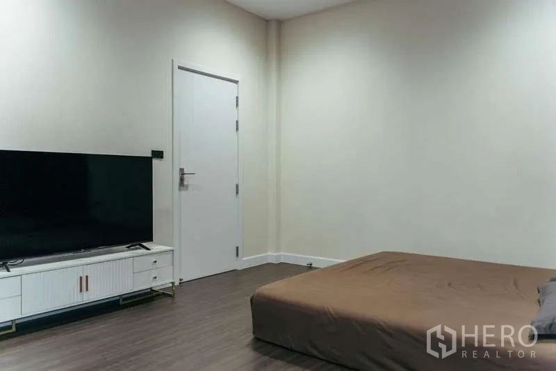 บ้าน ขายในSai Mai, Bangkok - ห้องนอนมินิมอล เตียงเตี้ย ตู้วางทีวี และจอขนาดใหญ่