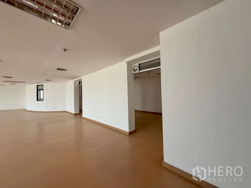สำนักงาน ให้เช่าในChatuchak, Bangkok - มุมออฟฟิศแปลนโล่งขนาดใหญ่ มีทางเข้ากั้นส่วนและท่อแอร์