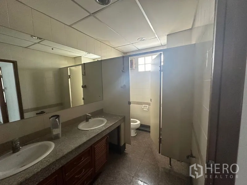 สำนักงาน ให้เช่า - ห้องน้ำสำนักงานพร้อมอ่างล้างมือคู่ กระจกบานใหญ่ และห้องส้วมแยก