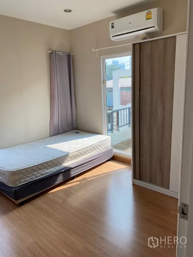 บ้าน ให้เช่าหรือขายในSuan Luang, Bangkok - ห้องนอนรอง เตียงเดี่ยว ตู้เสื้อผ้าบานเลื่อน และประตูออกระเบียง