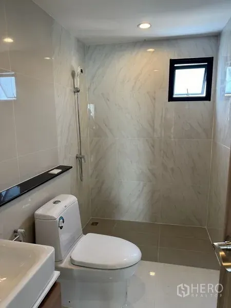 สำนักงานที่บ้าน ให้เช่าหรือขายในBang Na, Bangkok - ห้องน้ำสมัยใหม่ พร้อมฝักบัวแบบวอล์กอิน กระเบื้องสีขาว และช่องแสง