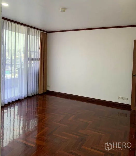 คอนโด ให้เช่าหรือขายในWatthana, Bangkok - ห้องนอนรับแสงธรรมชาติ พื้นปาร์เกต์เงางาม และผ้าม่านสูงจรดเพดาน