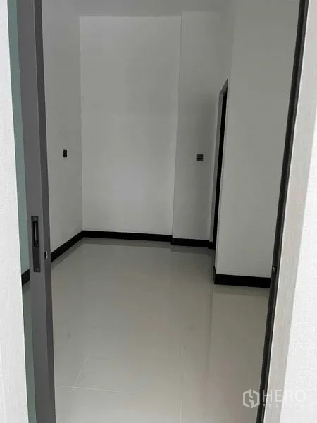 บ้าน ขายในBang Kruai, Nonthaburi - ห้องอเนกประสงค์ขนาดเล็ก พื้นเงาสีขาว ผนังเรียบ