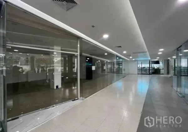 พื้นที่ขายปลีก ให้เช่า - โถงอาเขตค้าปลีกสว่าง พร้อมหน้าร้านกระจกและไฟดาวน์ไลท์ ใกล้บีทีเอสพระโขนง
