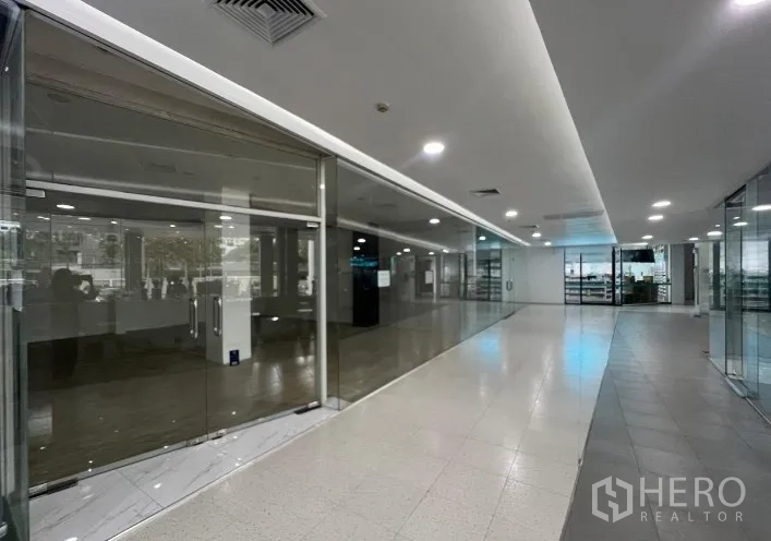 พื้นที่ขายปลีก ให้เช่า - โถงอาเขตค้าปลีกสว่าง พร้อมหน้าร้านกระจกและไฟดาวน์ไลท์ ใกล้บีทีเอสพระโขนง