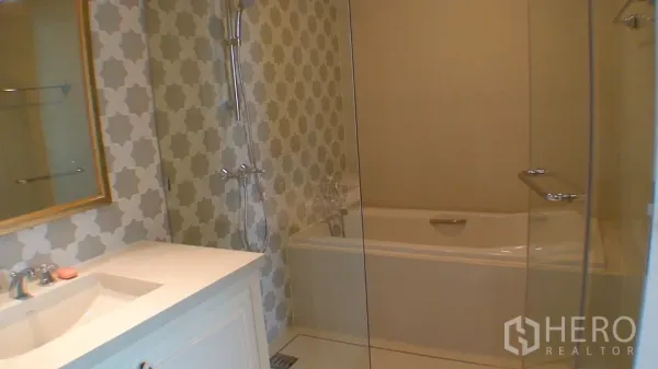 คอนโด ให้เช่าในKhlong Toei, Bangkok - ห้องน้ำทันสมัย พร้อมอ่างอาบน้ำ ฉากกั้นกระจก และผนังกระเบื้องลายเรขาคณิต