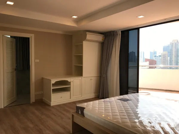 公寓 出售在Watthana, Bangkok - 宽敞卧室连接大露台，落地玻璃门、内置柜与城市景观