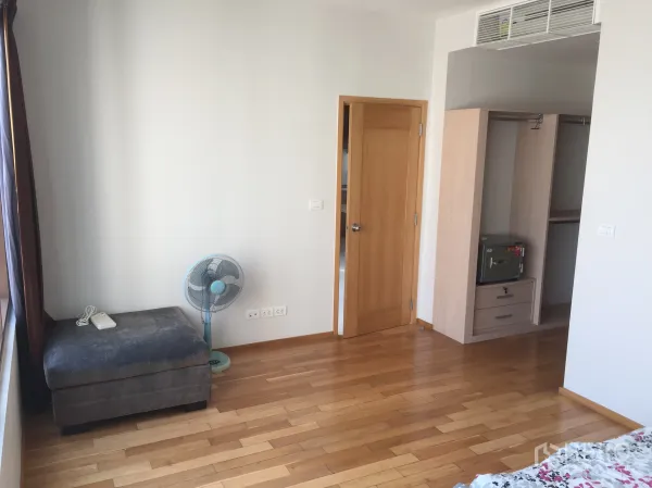 คอนโด ให้เช่าหรือขายในKhlong Toei, Bangkok - ห้องนอนสว่างพื้นไม้จริง ตู้เสื้อผ้าบิลท์อินพร้อมตู้เซฟ และประตูเชื่อมห้องน้ำ