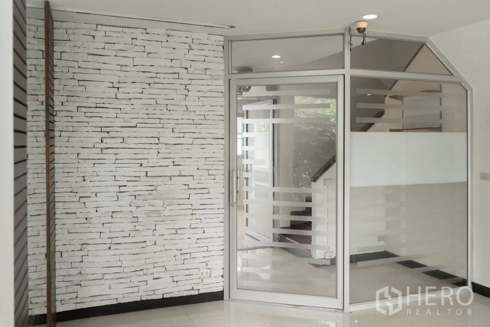 สำนักงานที่บ้าน ให้เช่าในLat Phrao, Bangkok - ห้องประชุมกั้นกระจกข้างผนังอิฐทาสีขาวและบันได