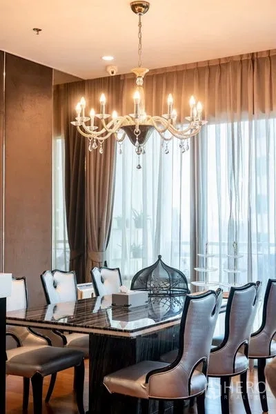 คอนโด ให้เช่าในKhlong Toei, Bangkok - โซนรับประทานอาหารโต๊ะหินอ่อนและโคมระย้าคริสตัลริมหน้าต่าง