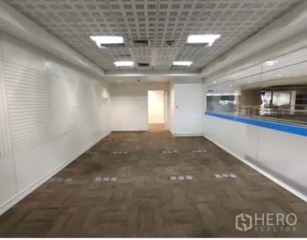 办公空间 出租在Phaya Thai, Bangkok - 明亮的45平米办公室，地毯地面、吊顶照明、空调出风口、白色墙面与长条玻璃隔断，位于曼谷拍耶泰。