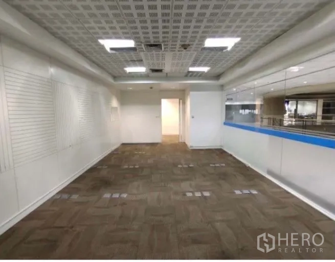 办公空间 出租在Phaya Thai, Bangkok - 明亮的45平米办公室，地毯地面、吊顶照明、空调出风口、白色墙面与长条玻璃隔断，位于曼谷拍耶泰。