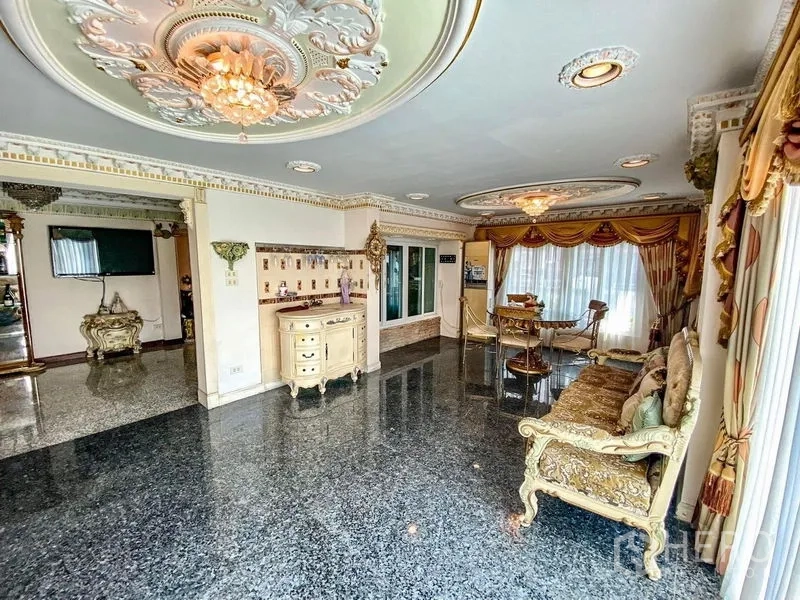 独立式住宅 出租或出售在Bang Khen, Bangkok - 开放式家庭活动区，精致天花、石材地面与玻璃推拉门通往露台。