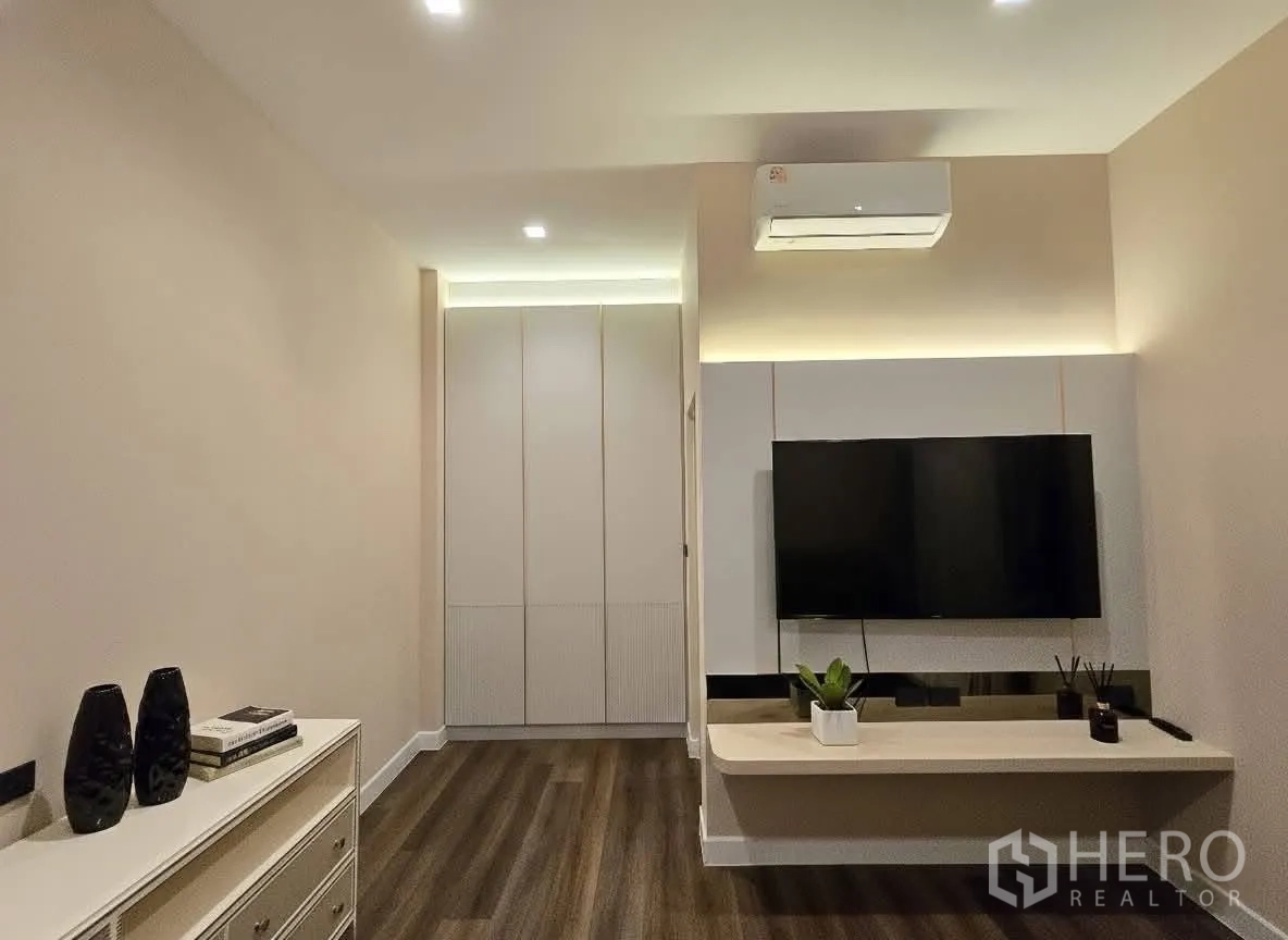 บ้าน for rent or sale in Bang Phli, Samut Prakan - ผนังทีวีในห้องนอน ติดแอร์ และตู้เสื้อผ้าบิลท์อิน