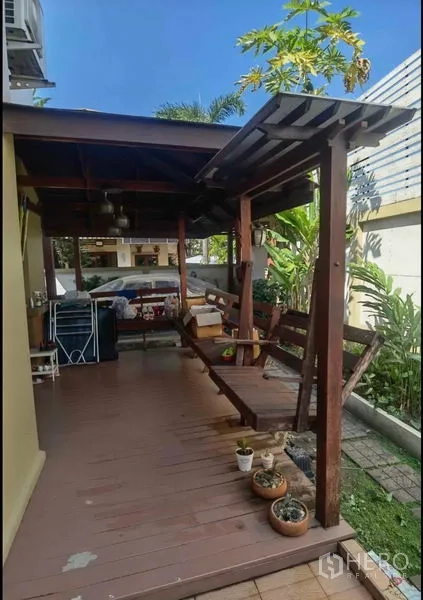 บ้าน ขายในBang Yai, Nonthaburi - ระเบียงไม้มีหลังคา พร้อมม้านั่ง ใกล้สวน