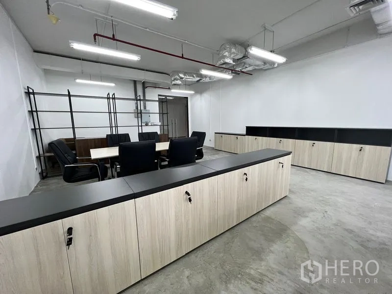 办公空间 出租在Sathon, Bangkok - 宽敞办公室内设长排可上锁储物柜与中央会议桌。