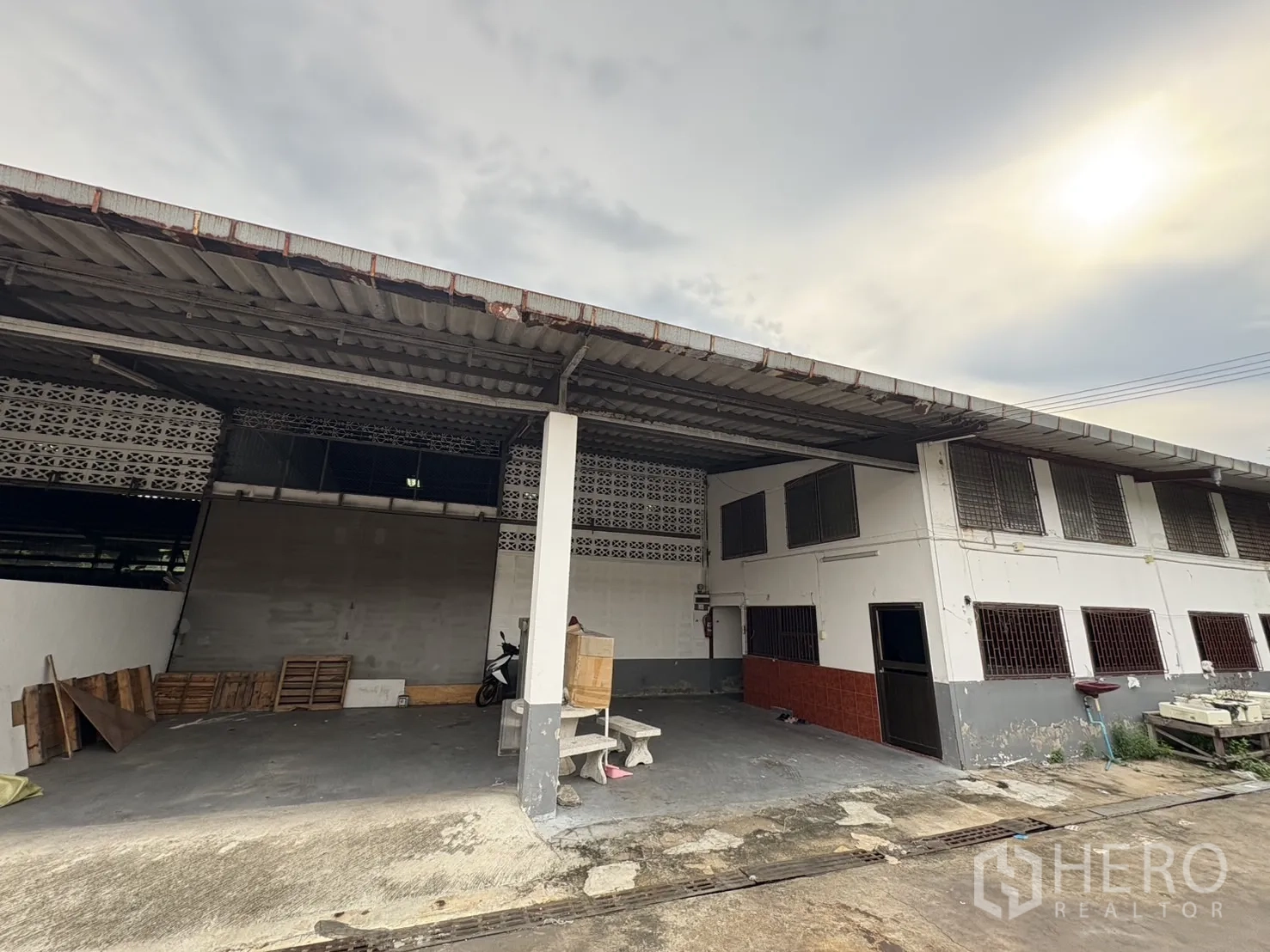 货栈 出租在Mueang Samut Prakan, Samut Prakan - 北榄府Mueang Samut Prakan仓库外部，带有有顶装卸区与两层办公室及混凝土车道。