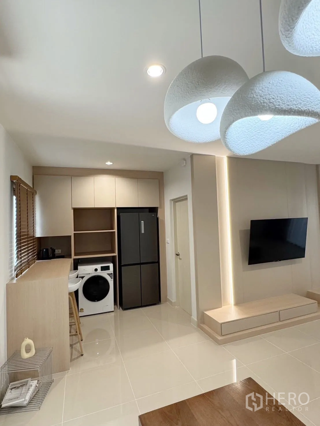 ทาวน์เฮาส์ for rent in Bang Phli, Samut Prakan - ห้องนั่งเล่นแบบโอเพ่นพร้อมผนังทีวีไฟซ่อนและแพนทรี่