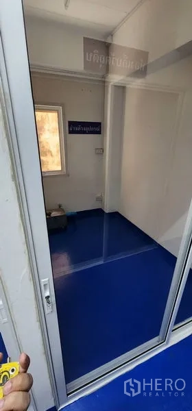 货栈 出租在Bueng Kum, Bangkok - 带窗户与推拉玻璃门的小房间，蓝色地面与白色墙面。