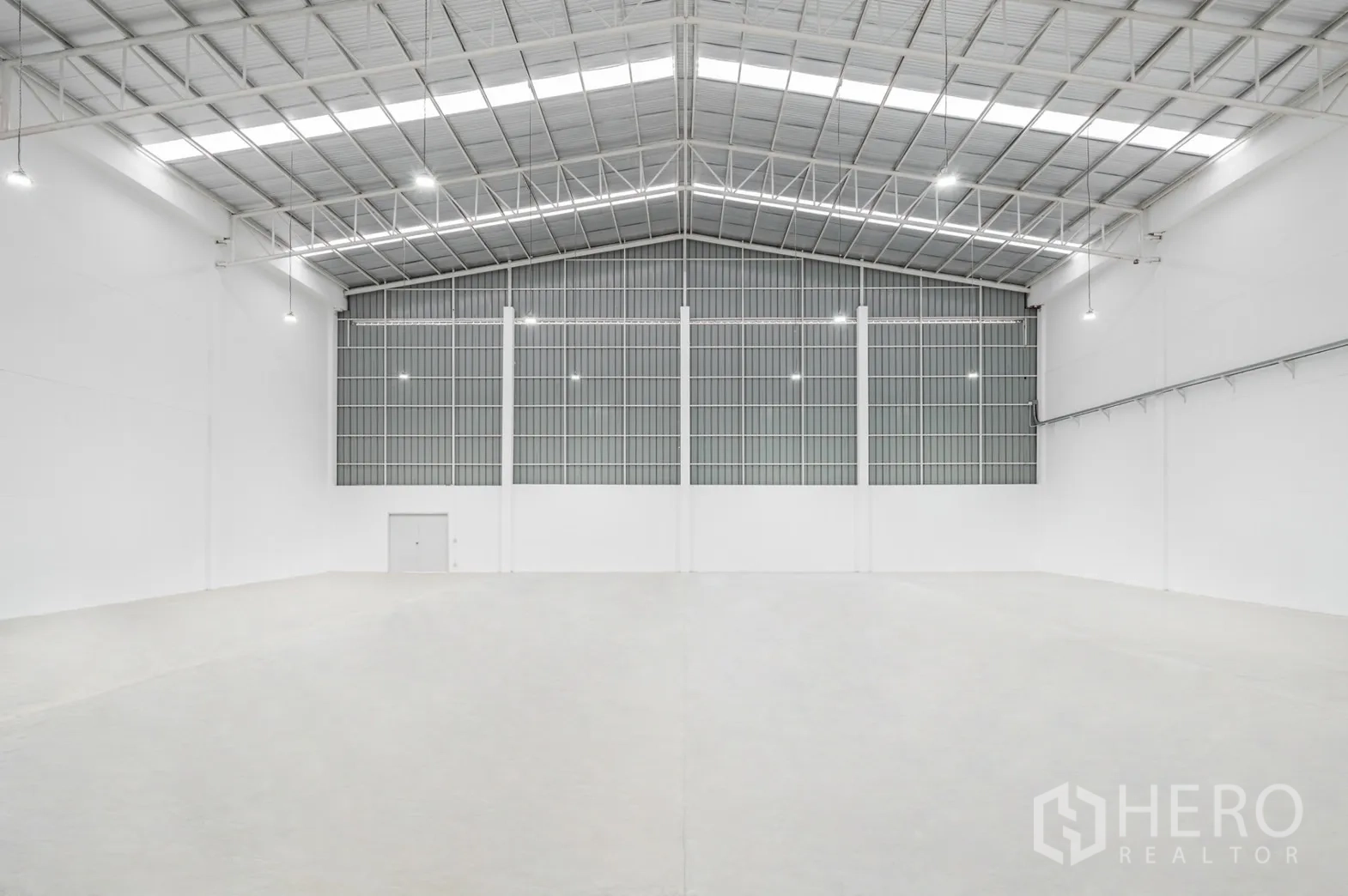 โรงงาน ให้เช่าในPathum Thani - โกดังไฮเบย์สะอาด มีสกายไลต์และผนังระบายอากาศ