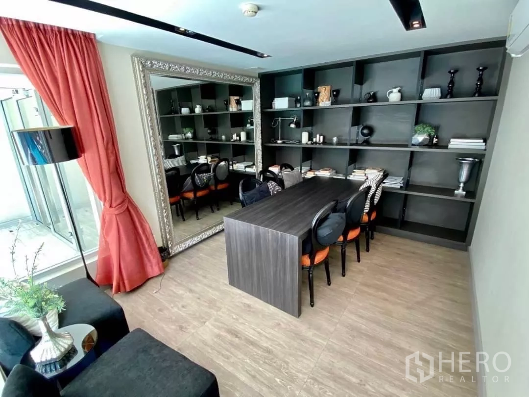คอนโด ให้เช่าในWatthana, Bangkok - ห้องสมุด/โคเวิร์กกิง ชั้นวางยาว โต๊ะประชุม และกระจกกรอบใหญ่